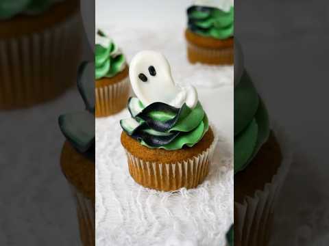 Easy halloween cupcake decorating  idea!👻 #buttercream #easycupcakes #halloween #halloweencupcakes