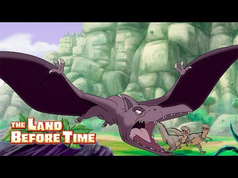 Even dinosaurs get scared 😱 🦖 | The Land Before Time