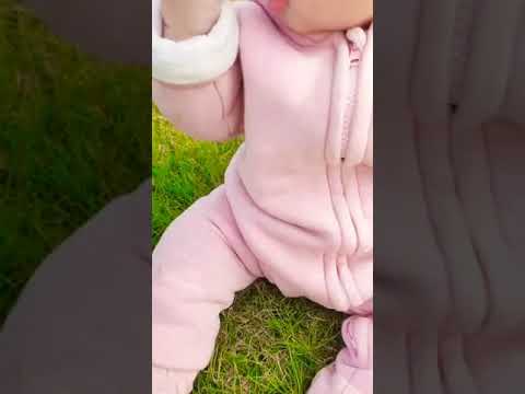 Queen 👑😂 is trying to eat grass | Cute baby girl trying to eat grass#cute #cutebaby #girl #babygirl