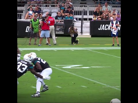 Foye Oluokun intercepts the Sam Darnold pass vs. Minnesota Vikings