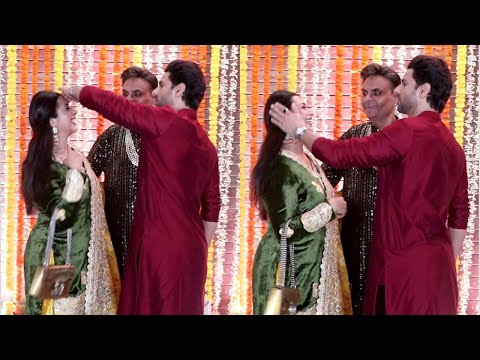 Divyanka Tripathi Hubby Vivek Dahiya Adjustiing Her Hair -Cute Moment At Sandiip Sikcand Diwali Bash